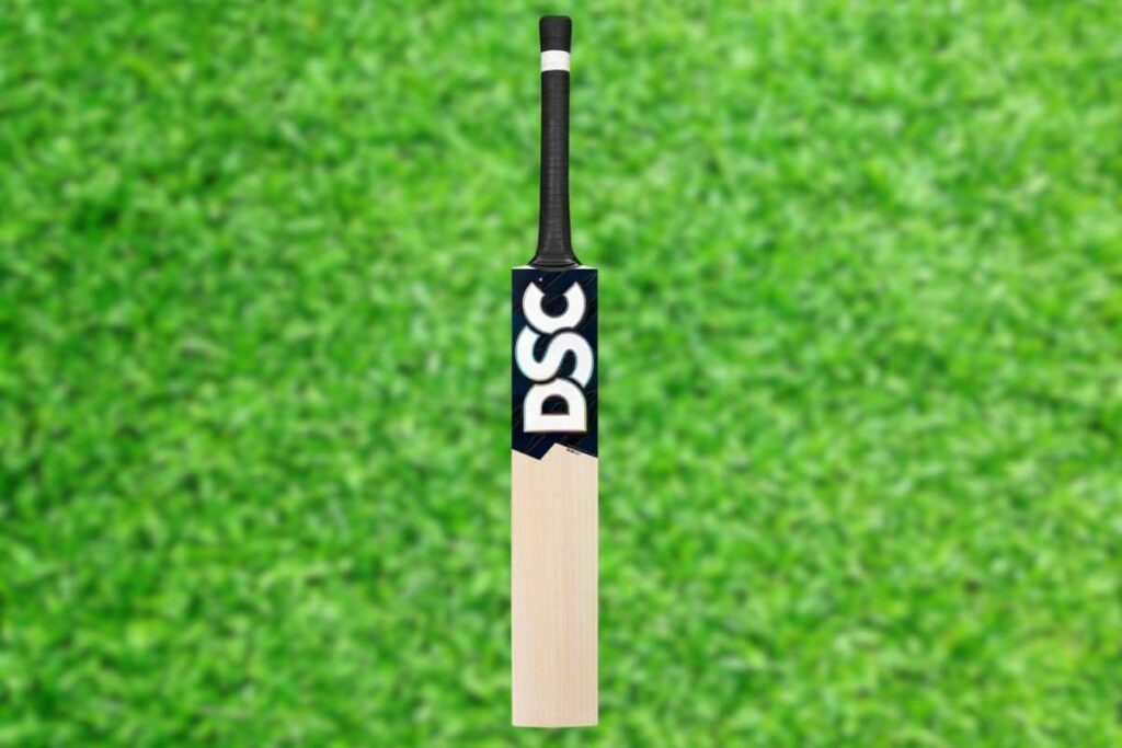 DSC Blak 550 is displayed against a grass background.